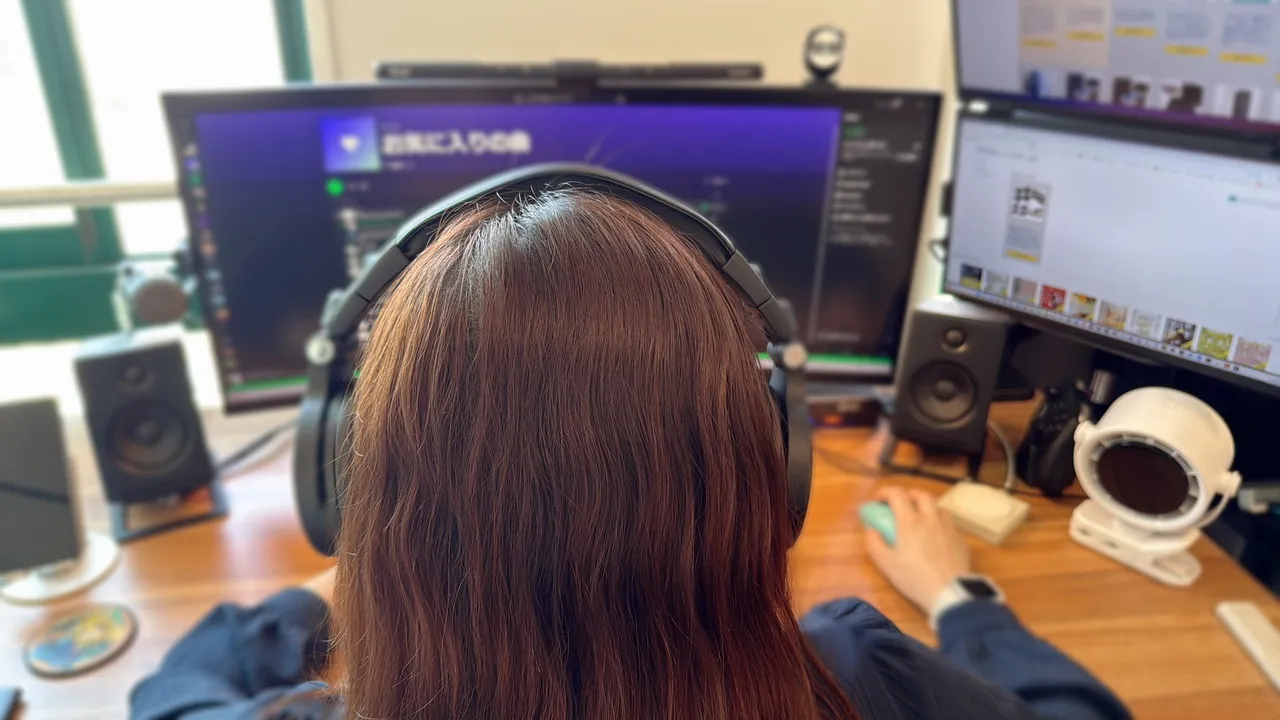OneOdio Studio Max 2で音楽を視聴している女性(背後アングル)