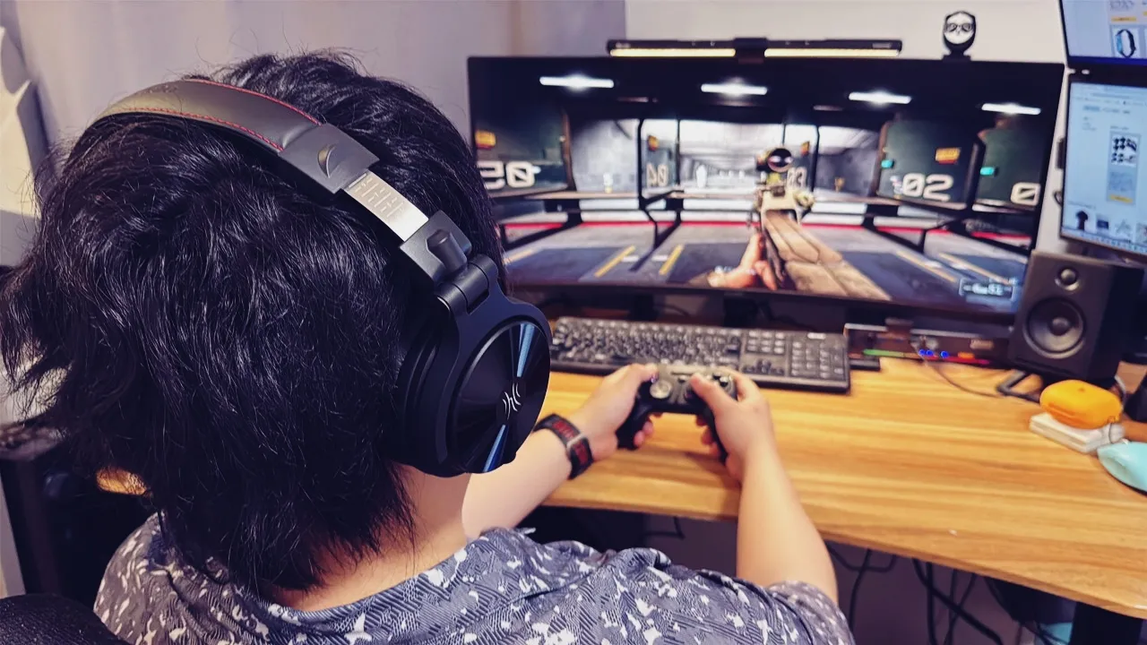 OneOdio Studio Max 2を装着した男性がFPSゲームをプレイしている