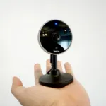 SpotCam Pano 3を手のひらに載せている