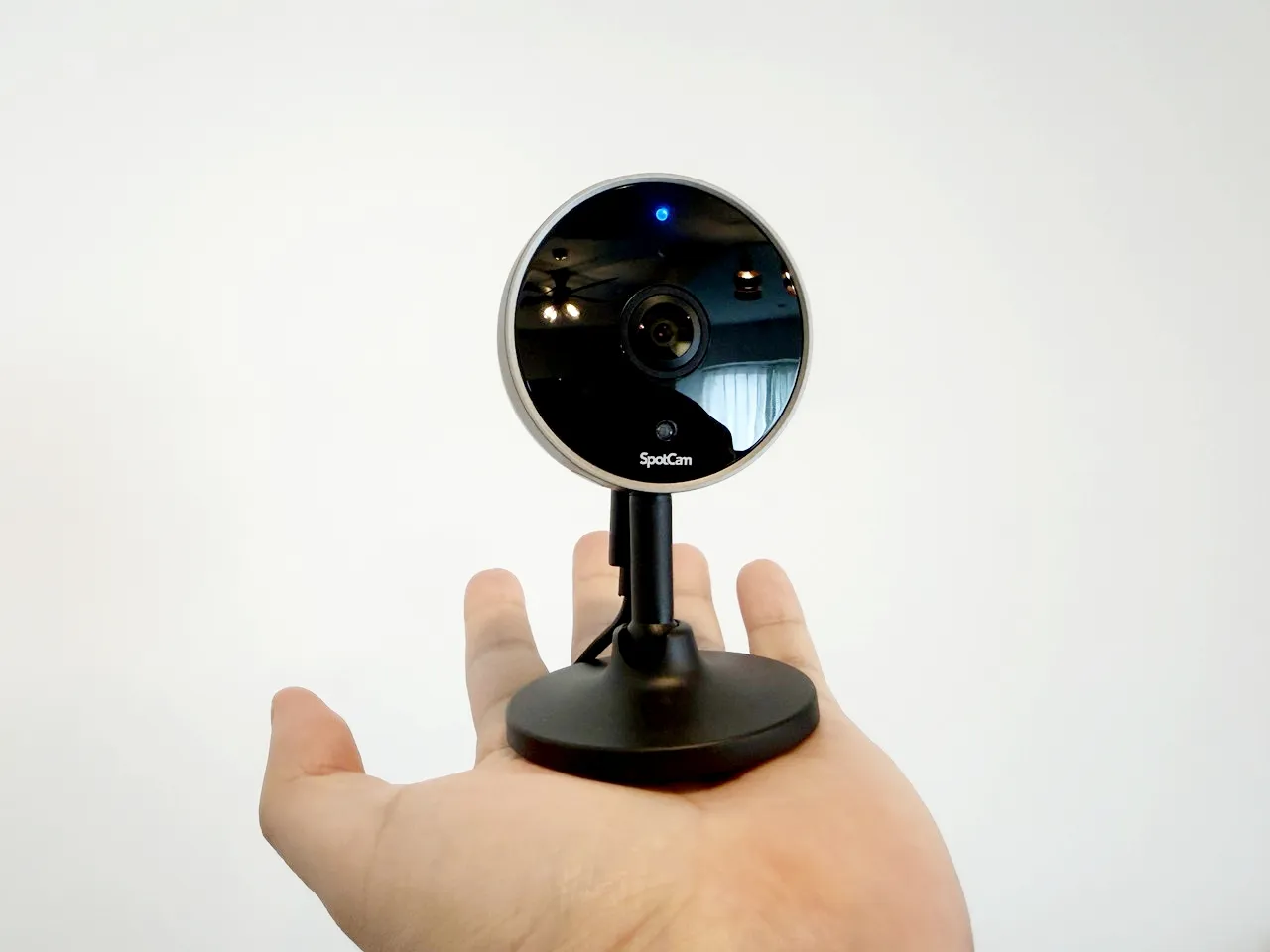 SpotCam Pano 3を手のひらに載せている