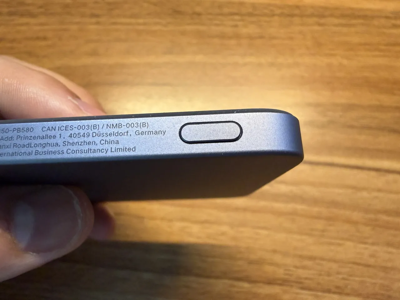 UGREEN Air 5000mAh マグネット式モバイルバッテリーの物理ボタン
