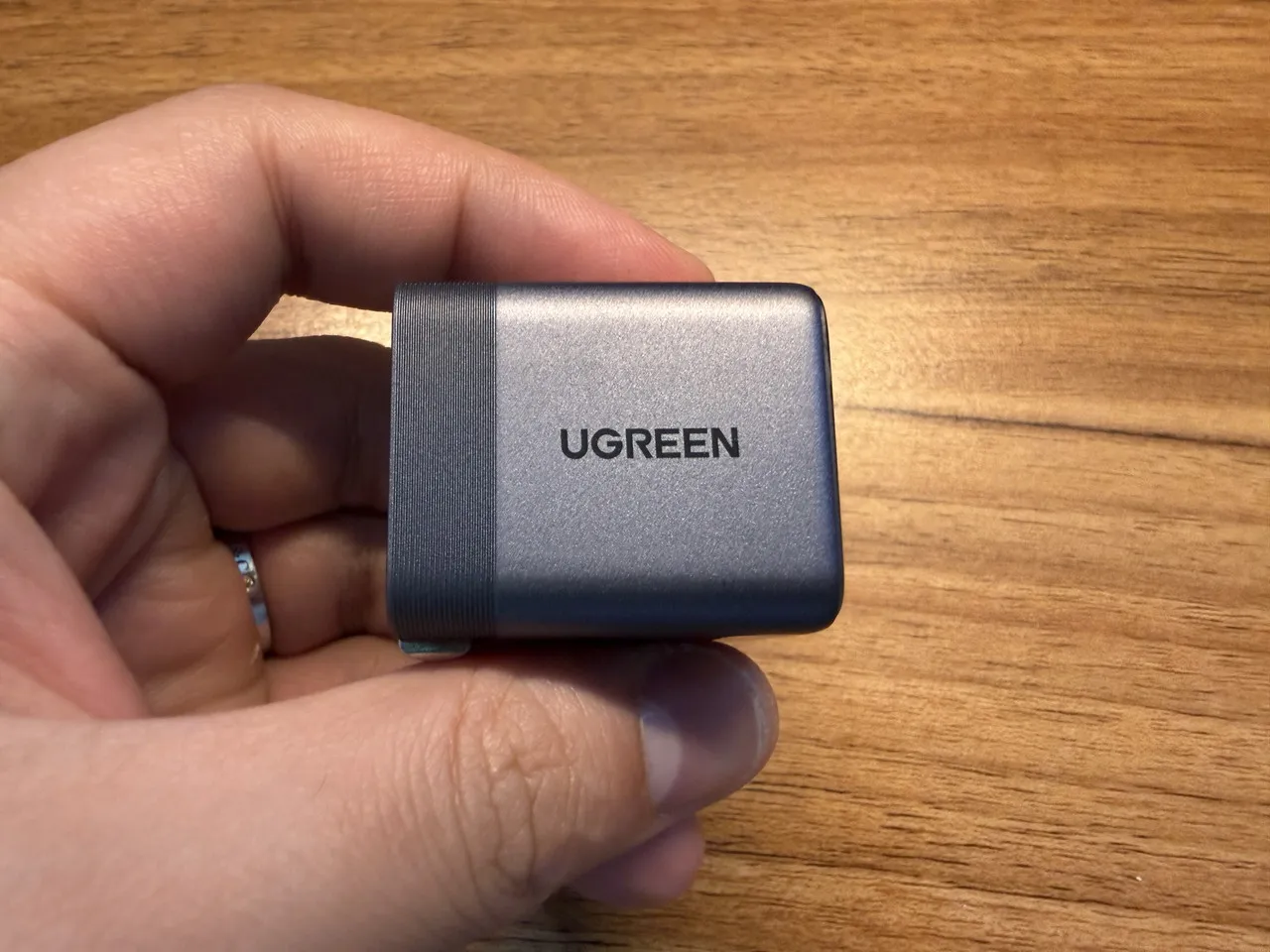 UGREEN Air 45W USB-C充電器を指で摘まんでいる
