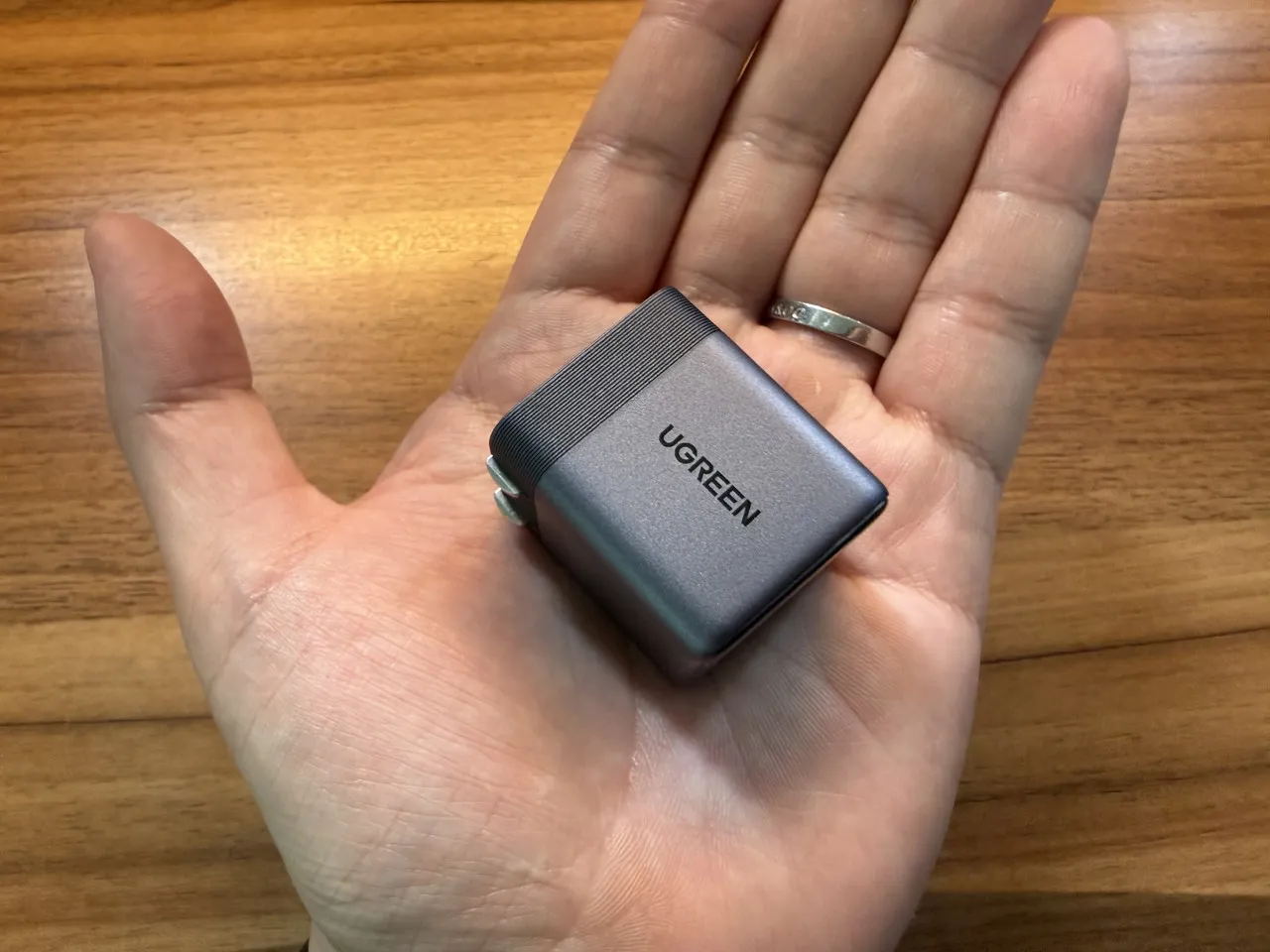 UGREEN Air 45W USB-C充電器を手のひらに載せている