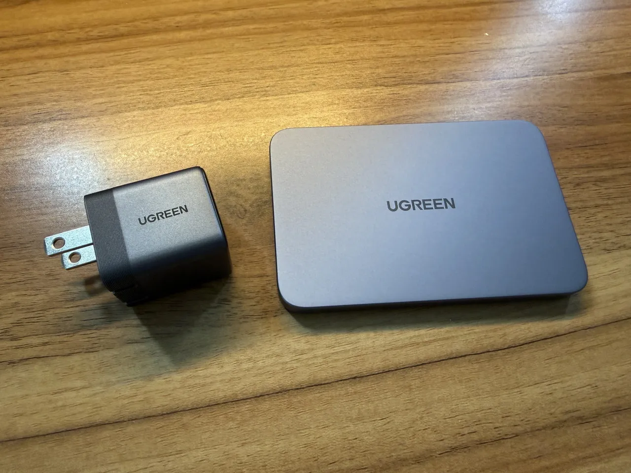 デスクの上に置かれた『UGREEN Air 45W USB-C充電器』と『UGREEN Air 5000mAh マグネット式モバイルバッテリー』