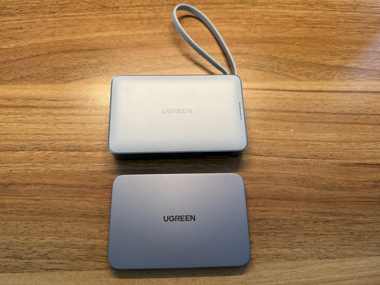 UGREEN MagFlow Qi2 25Wと5000mAhモバイルバッテリーを並べている