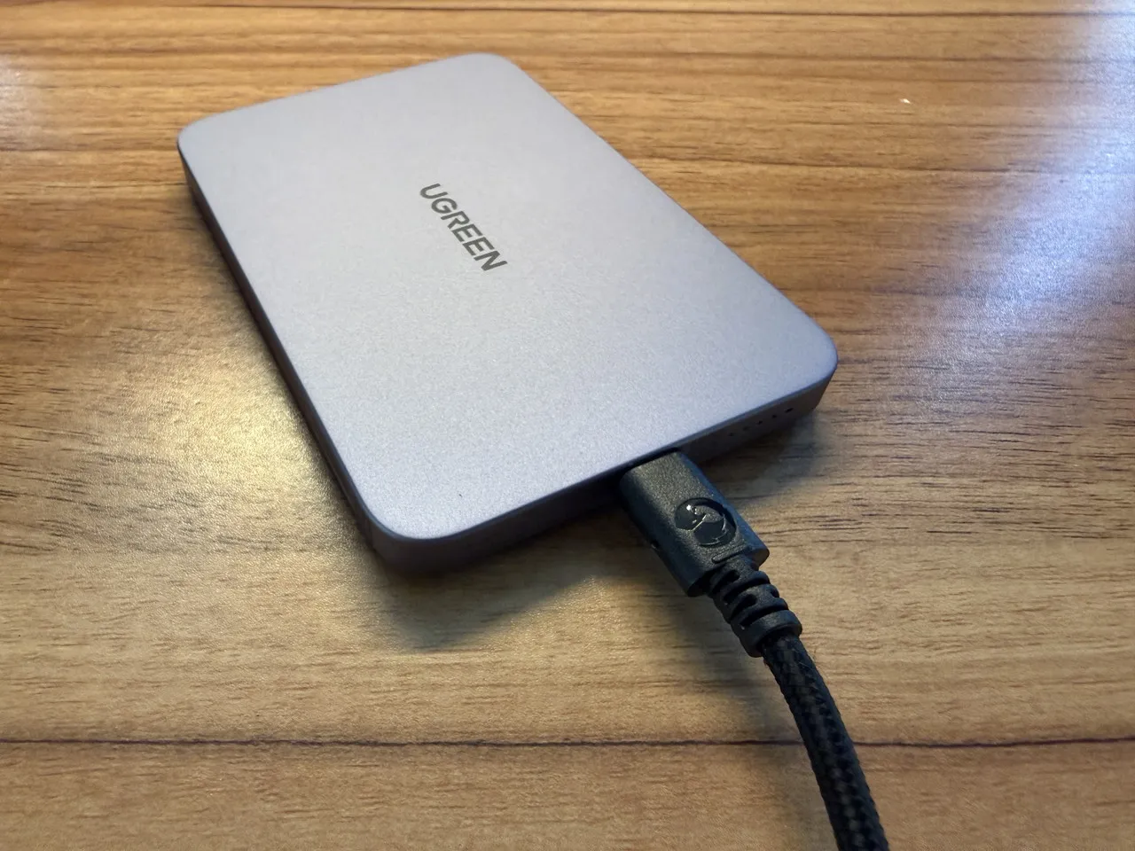 有線充電中のUGREEN Air 5000mAh マグネット式モバイルバッテリー