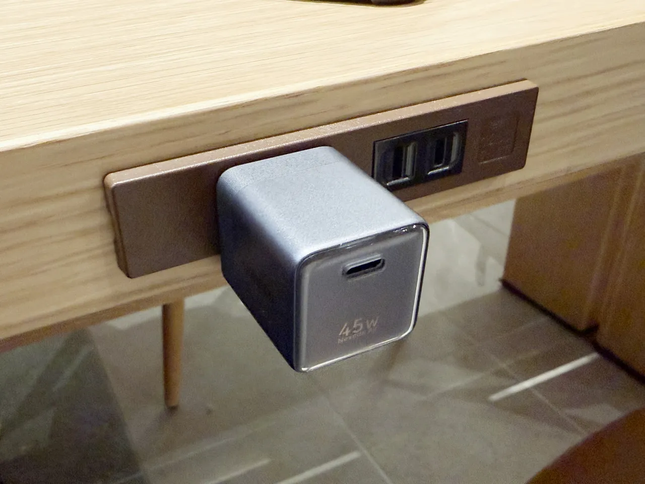 45W充電器をデスクのコンセントに挿している
