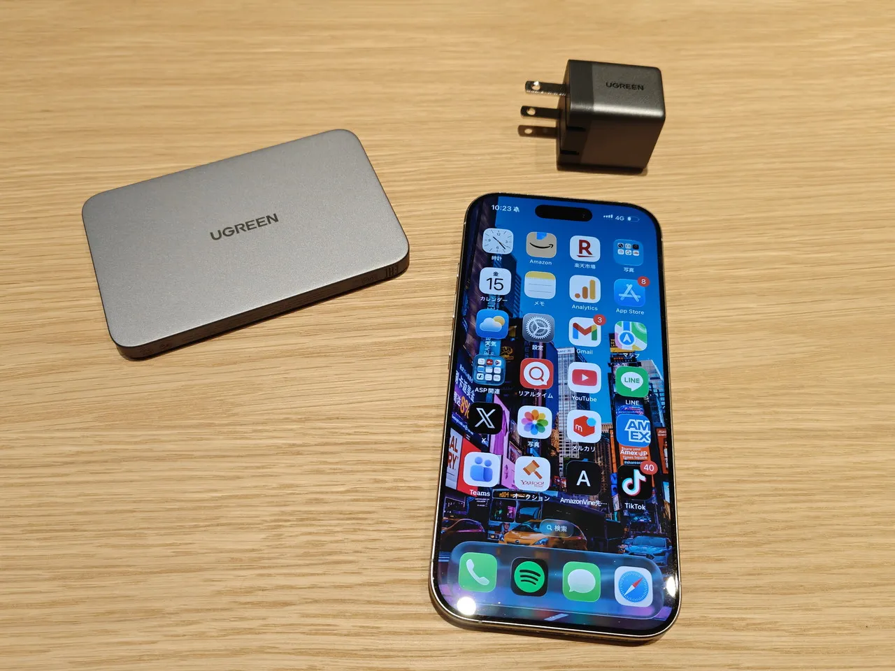 スマホと充電器とモバイルバッテリーを並べた