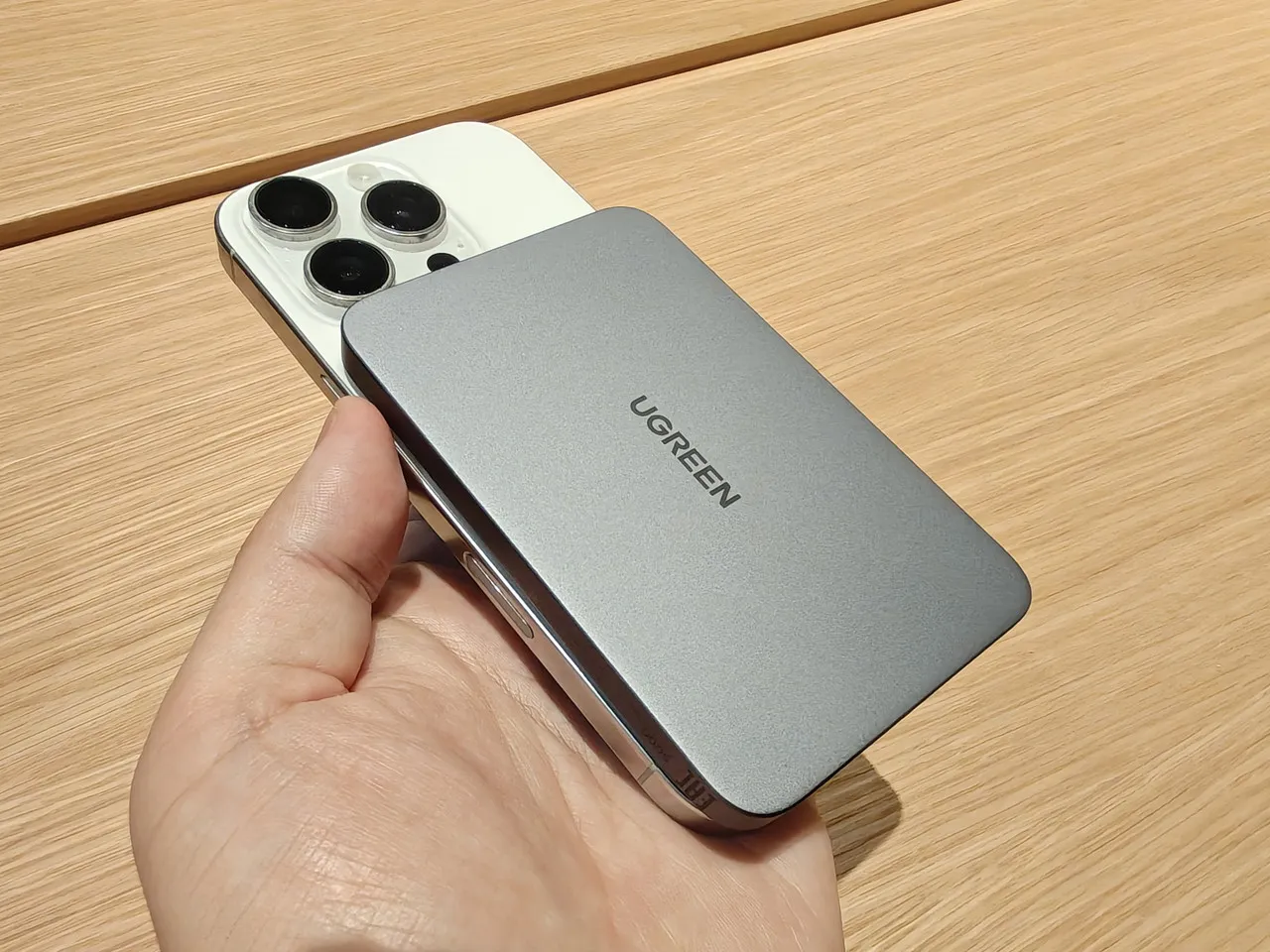 5000mAhモバイルバッテリーをiPhone背面に装着した