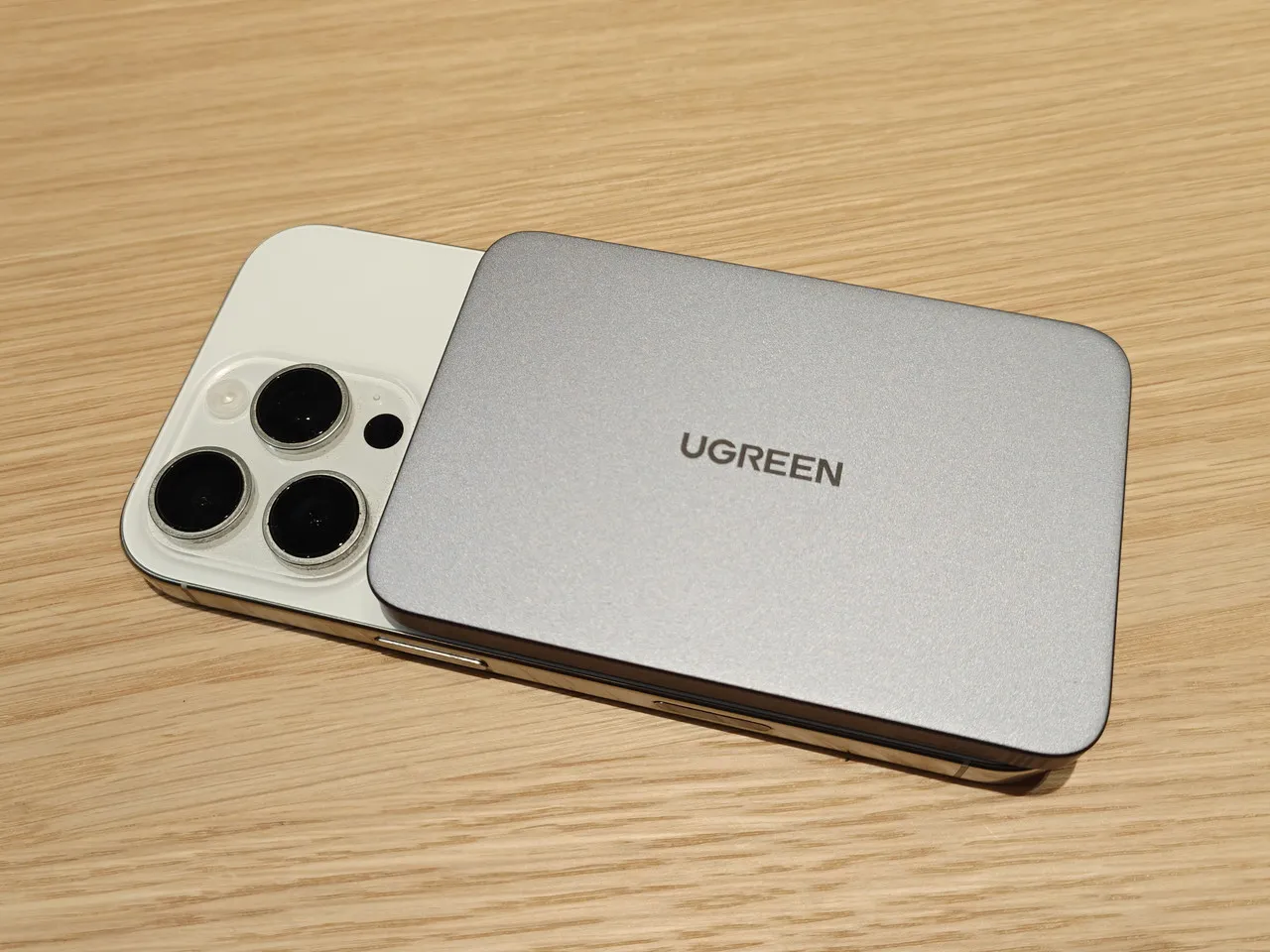UGREEN Air 5000mAh マグネット式モバイルバッテリーでiPhoneを充電している