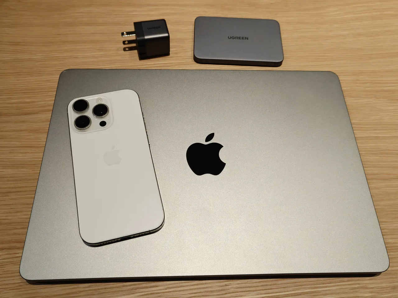 iPhone・MacBook・モバイルバッテリー・充電器を並べた