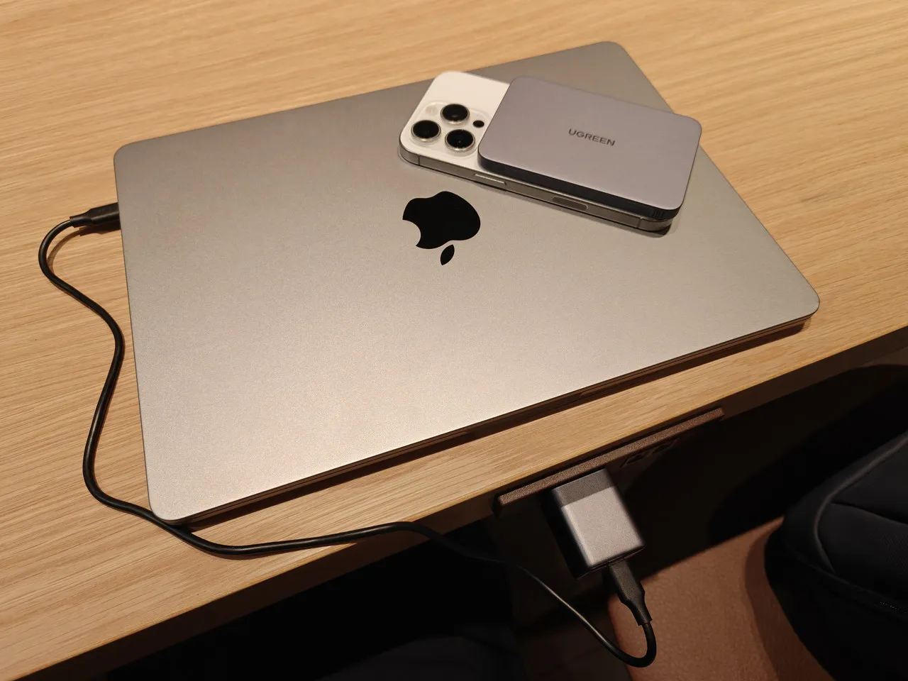UGREEN Air 45W USB-C充電器を使ってMacBookを充電しつつ、iPhoneはUGREEN Air 5000mAh マグネット式モバイルバッテリーでワイヤレス充電している