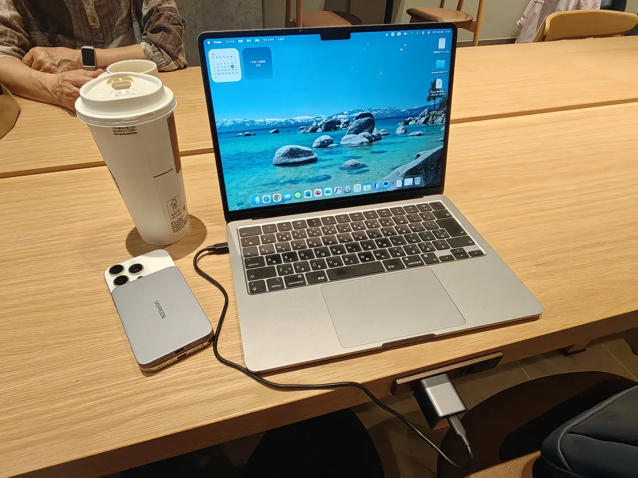 カフェでノートパソコンを利用している