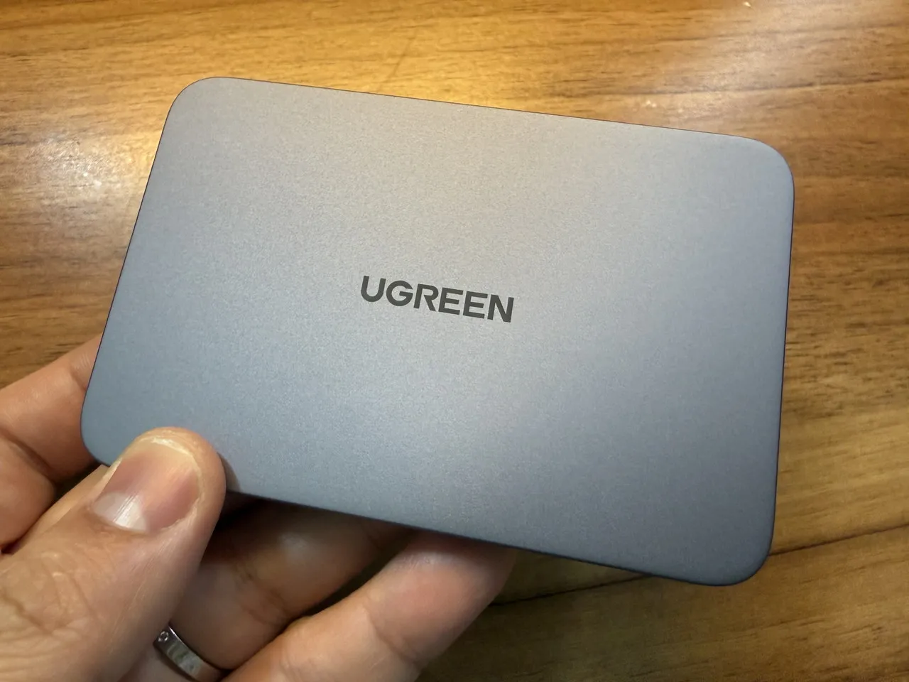 UGREEN Air 5000mAh マグネット式モバイルバッテリーを手に持っている