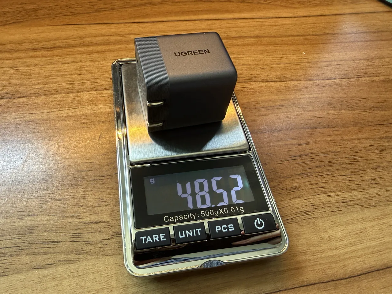 UGREEN Air 45W USB-C充電器を計量している