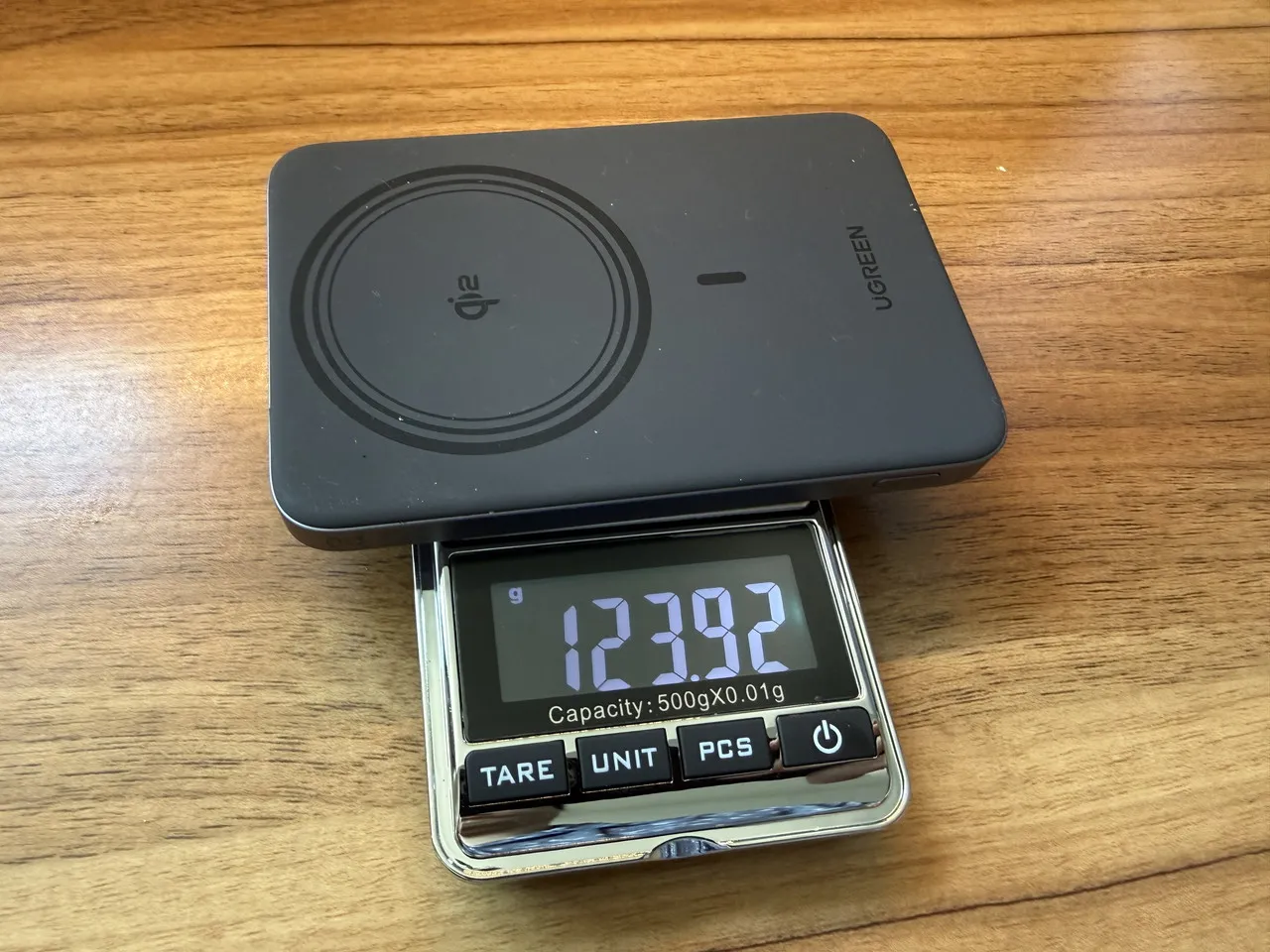 UGREEN Air 5000mAh マグネット式モバイルバッテリーを計量している
