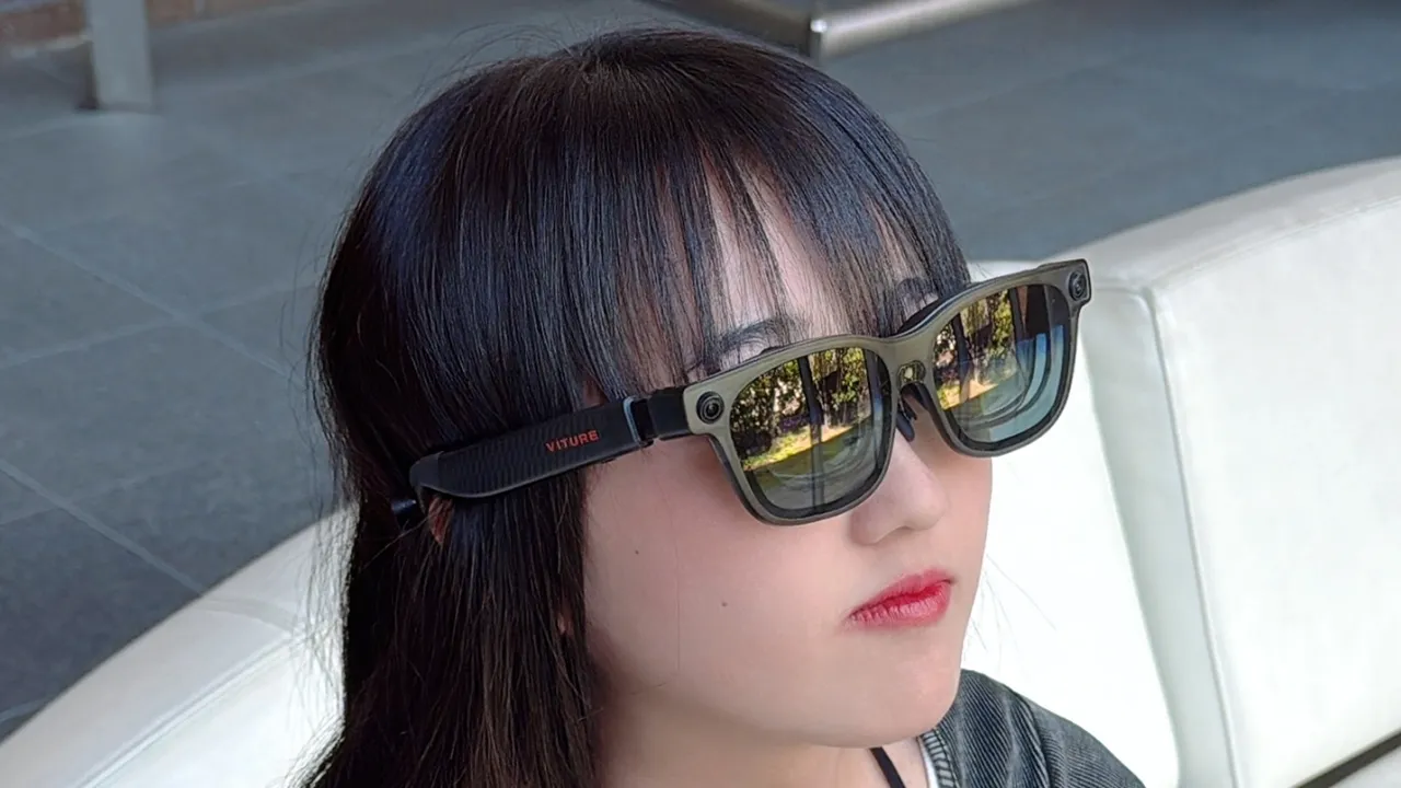 VITURE Luma Ultraを装着している女性