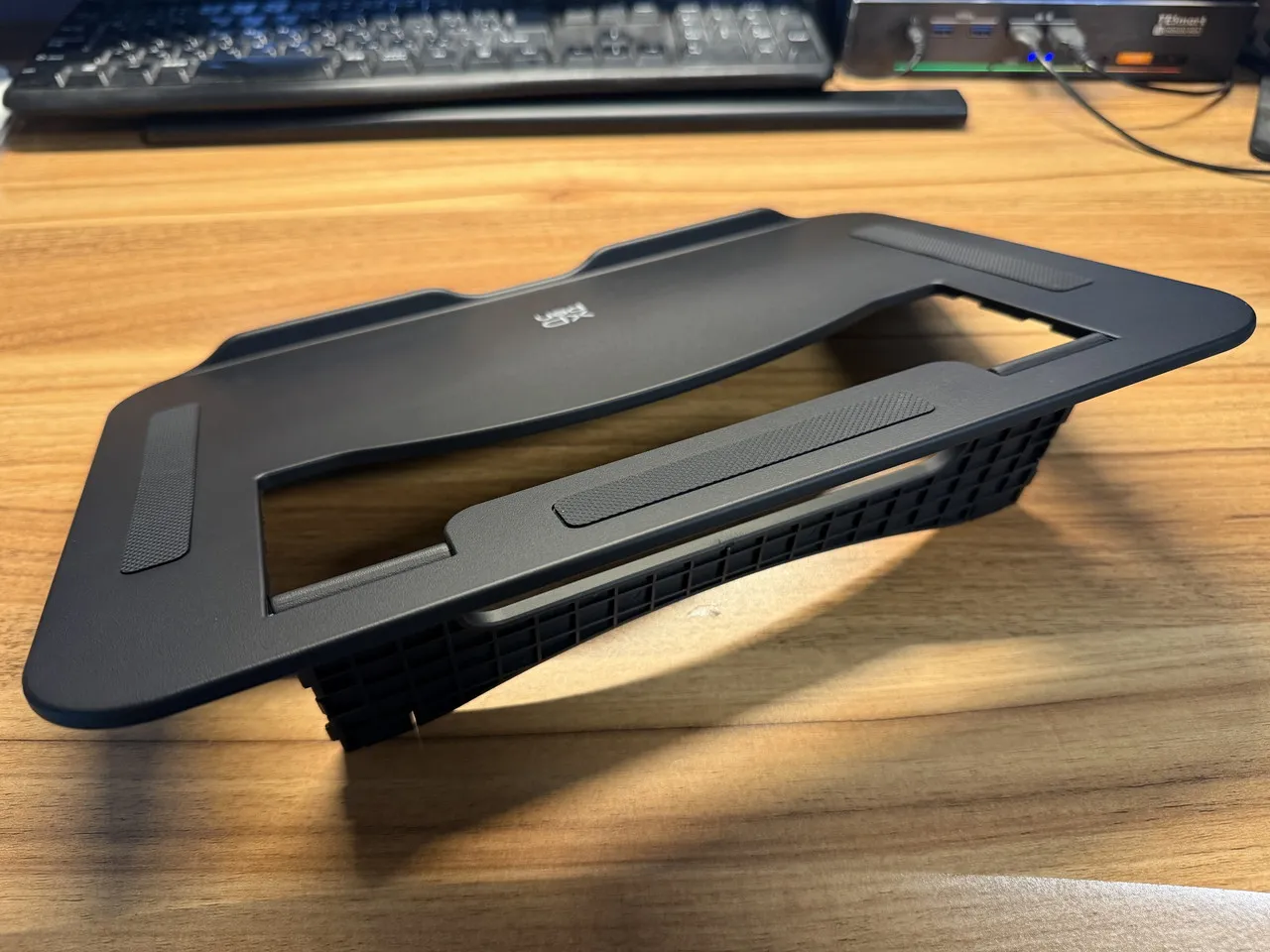 XPPen Artist 15.6 pro V2のスタンドの脚を展開した状態(後部アングル)