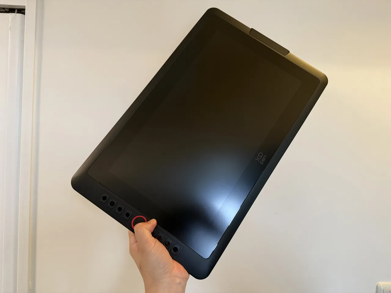 XPPen Artist 15.6 pro V2を手で掴んで持っている