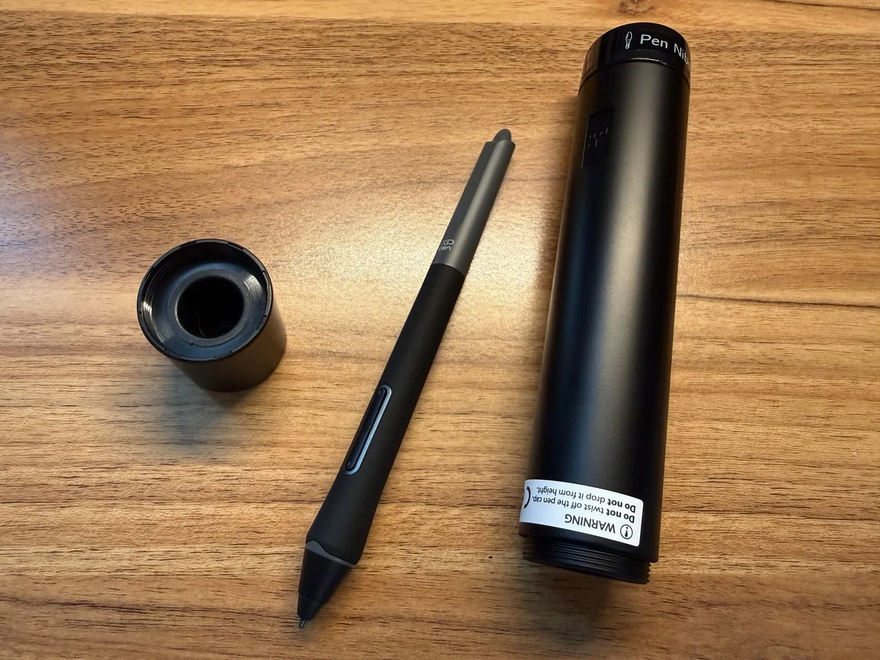 XPPen Artist 15.6 pro V2のペンとケース