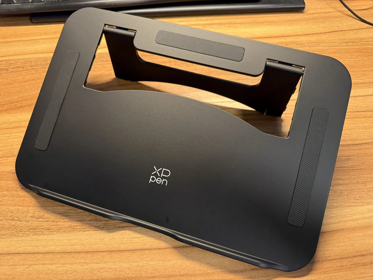 XPPen Artist 15.6 pro V2のスタンドの脚を展開した状態(正面アングル)