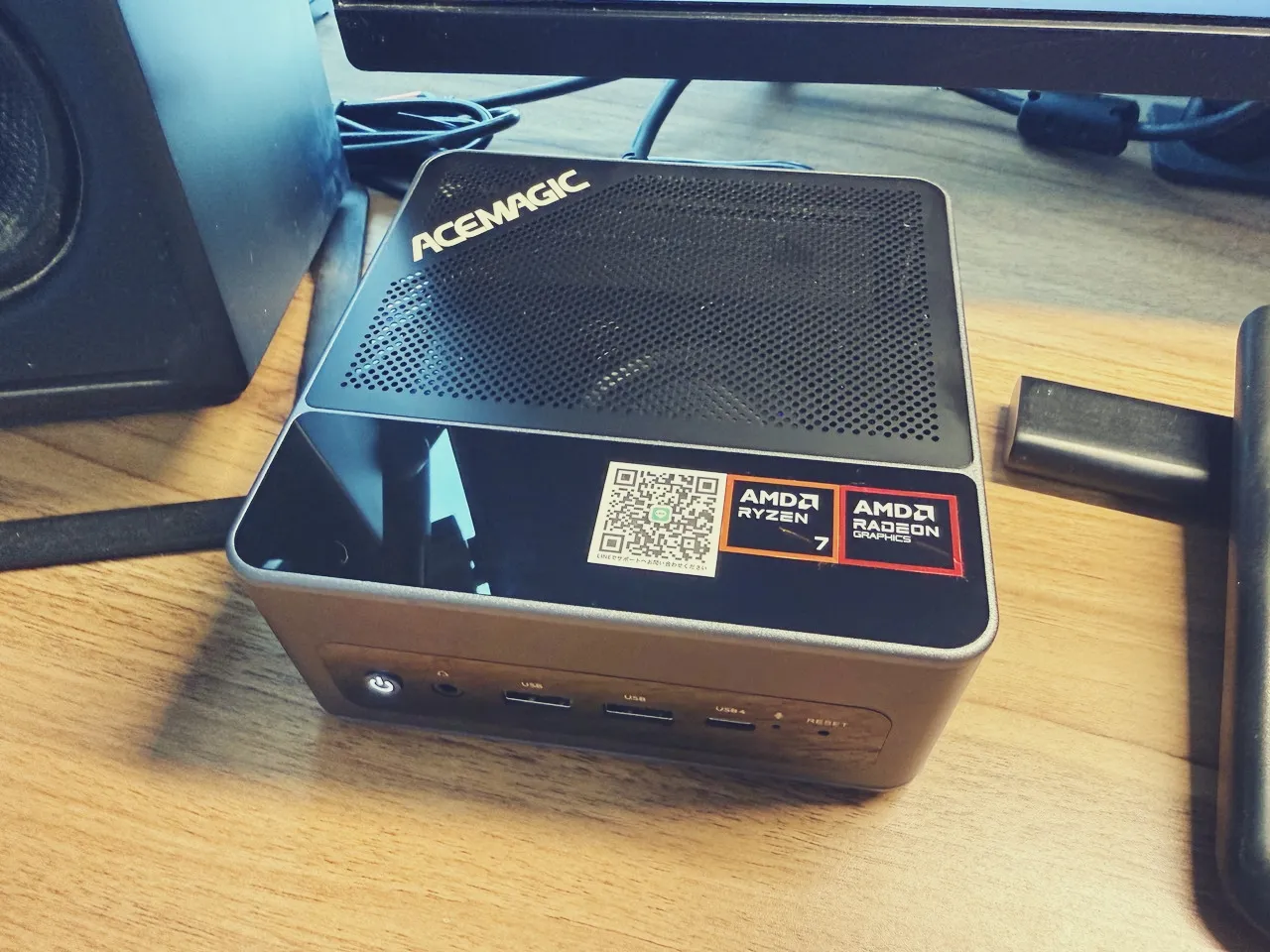 デスク上で稼働中のACEMAGIC F5A