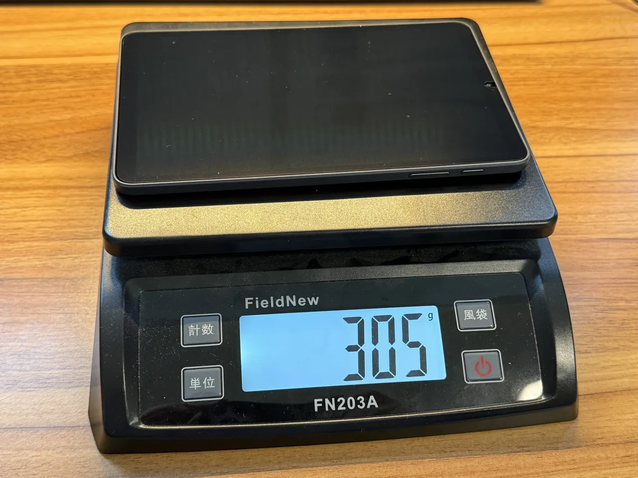 ALLDOCUBE iPlay 80 mini Proの重量を計量している