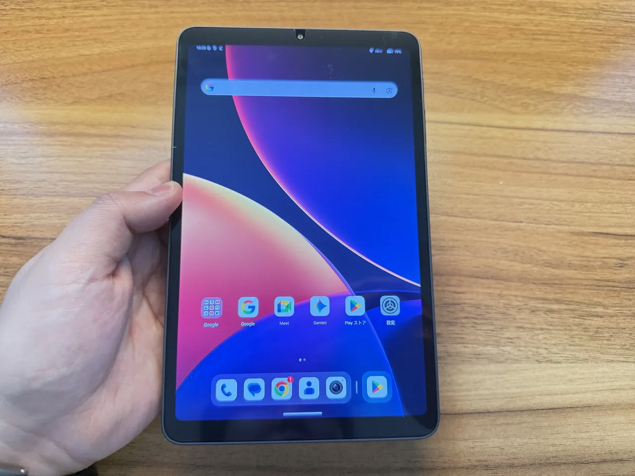 起動中のALLDOCUBE iPlay 80 mini Proを手に持っている