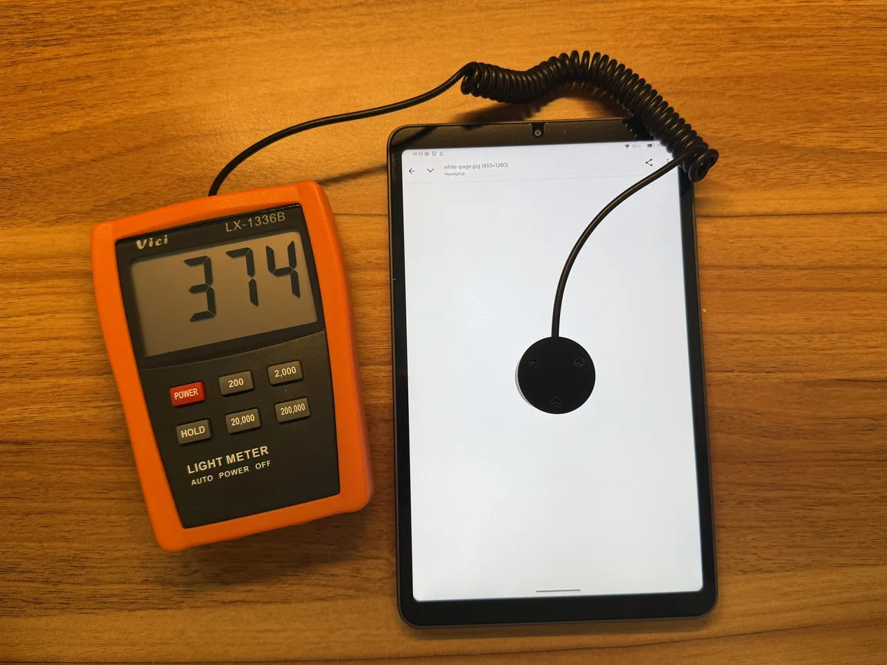 デジタルルクスメーター「Vici LX1336B」を使用して画面の明るさを計測した