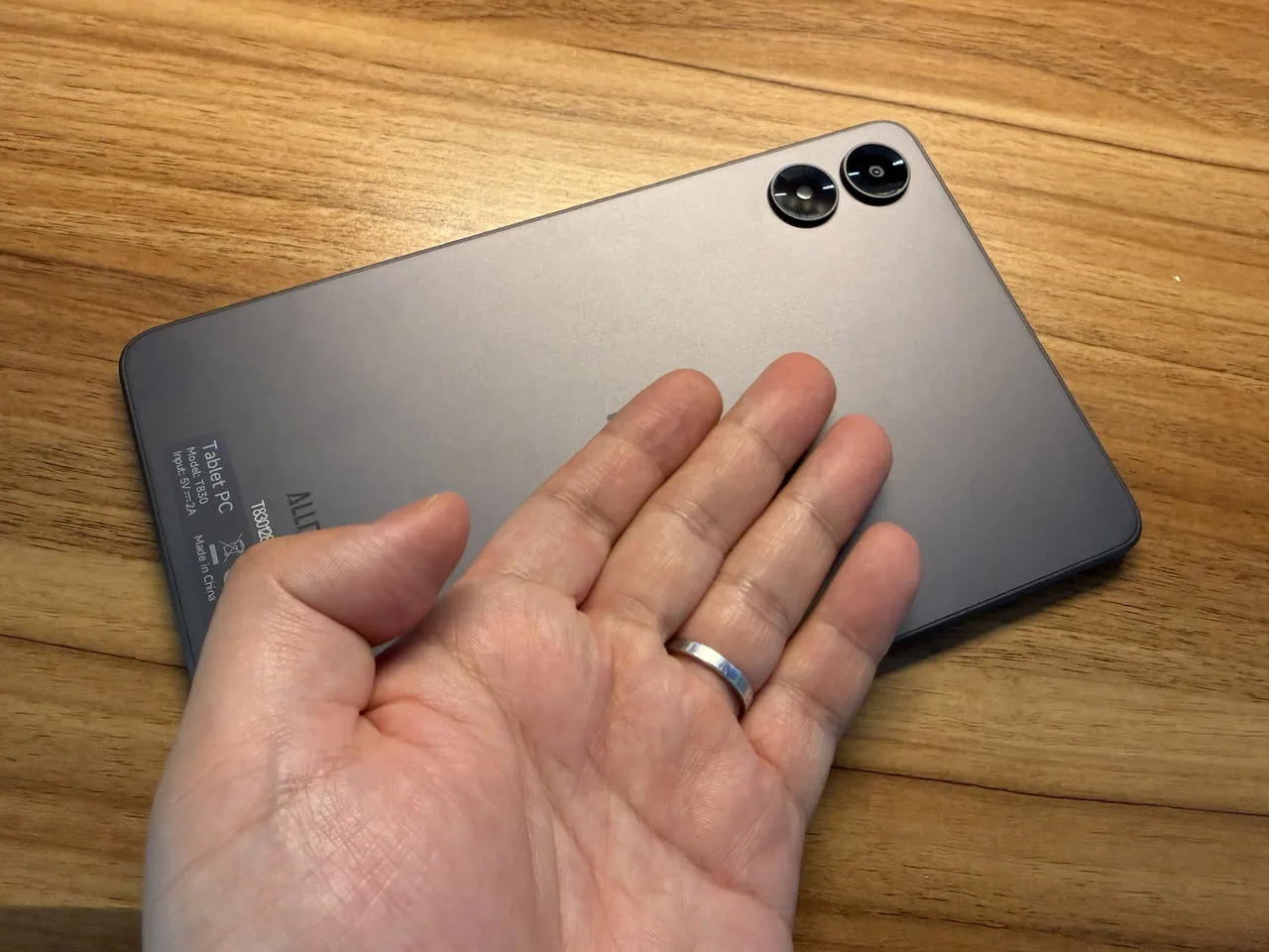 ALLDOCUBE iPlay 80 mini Proの背面に手を当てて熱を確認している