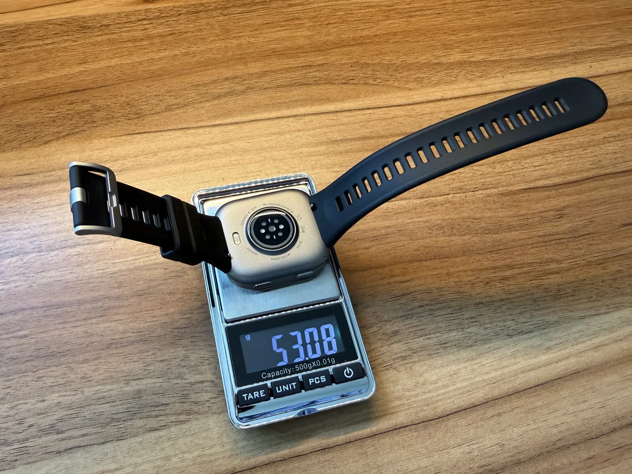 バンド装着状態のAmazfit Bip Maxを計量している