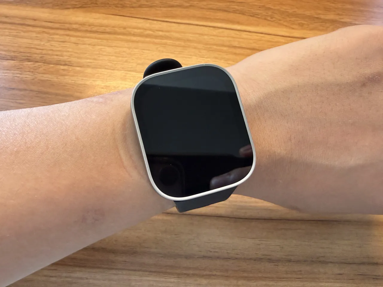 Amazfit Bip Maxを腕に装着している