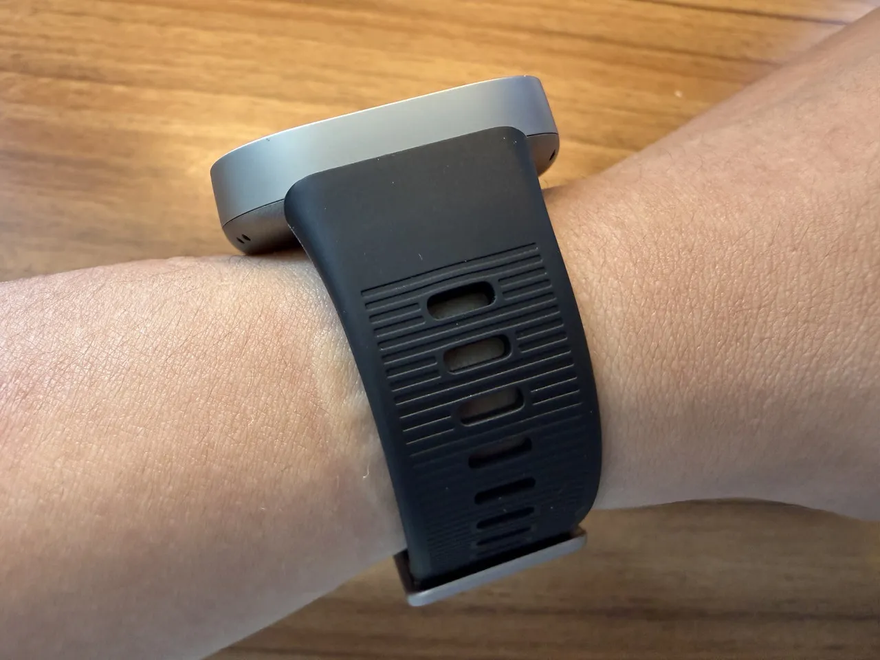 Amazfit Bip Maxを装着した左腕(側面アングル)