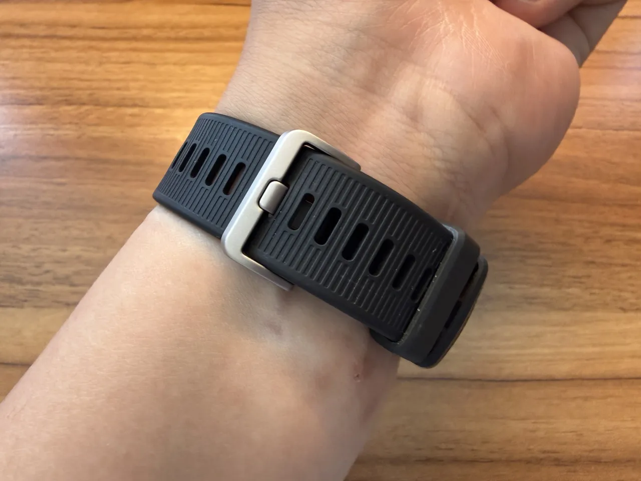 Amazfit Bip Maxを装着した左腕(裏面アングル)