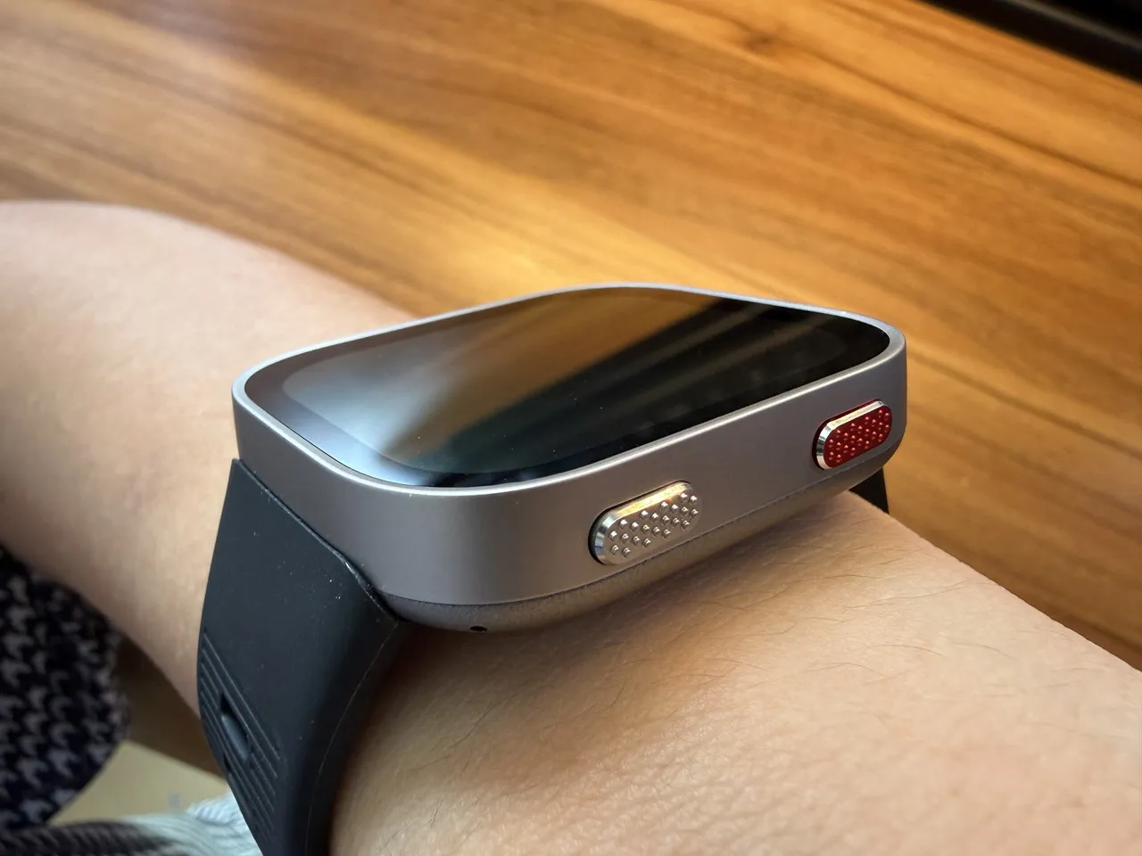 装着中のAmazfit Bip Maxの本体外観