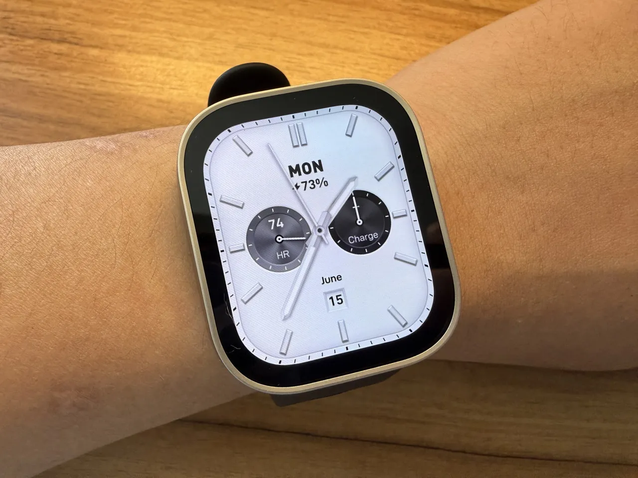 Amazfit Bip Maxを左腕に装着している