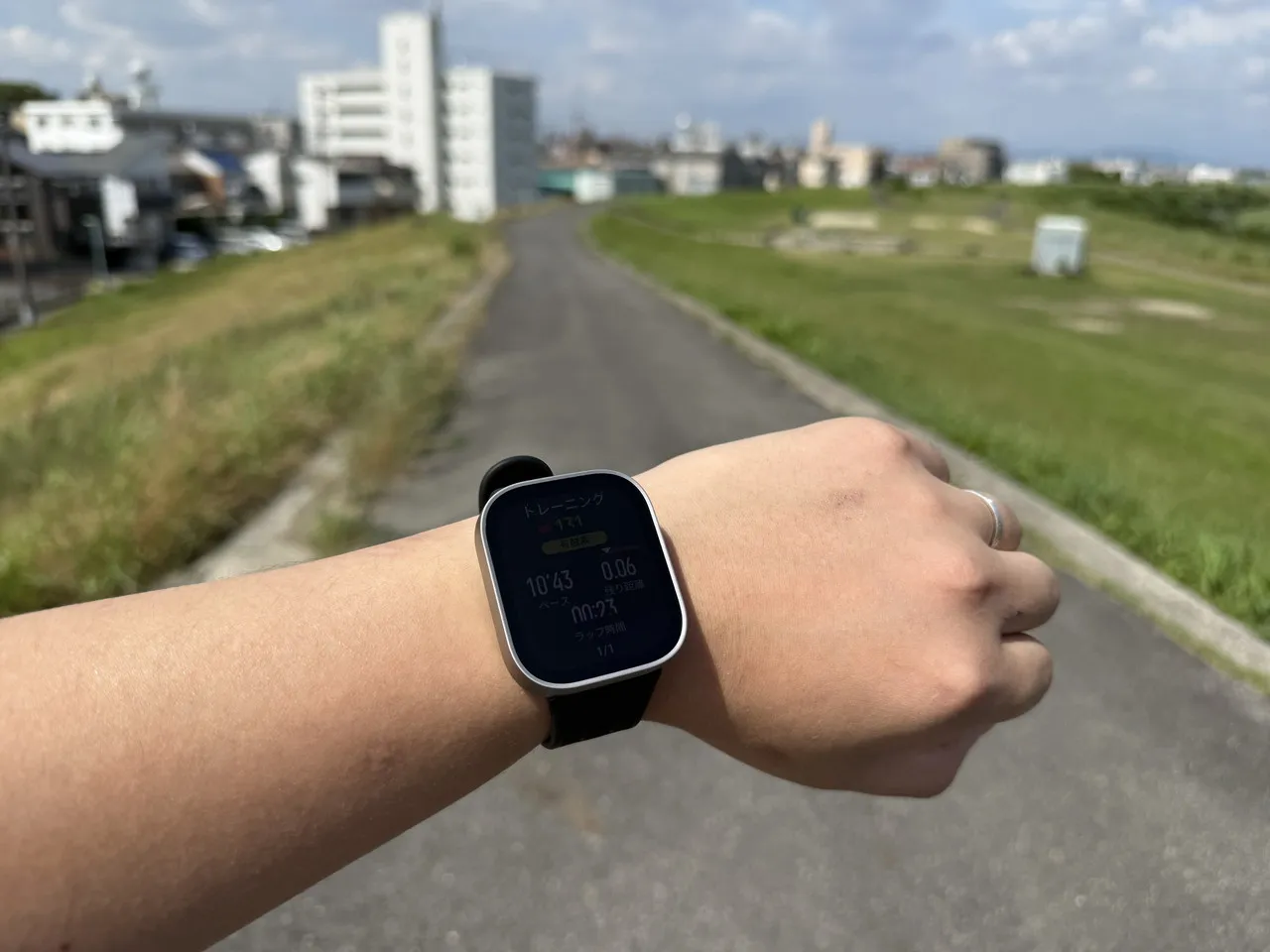 屋外でAmazfit Bip Maxを装着している