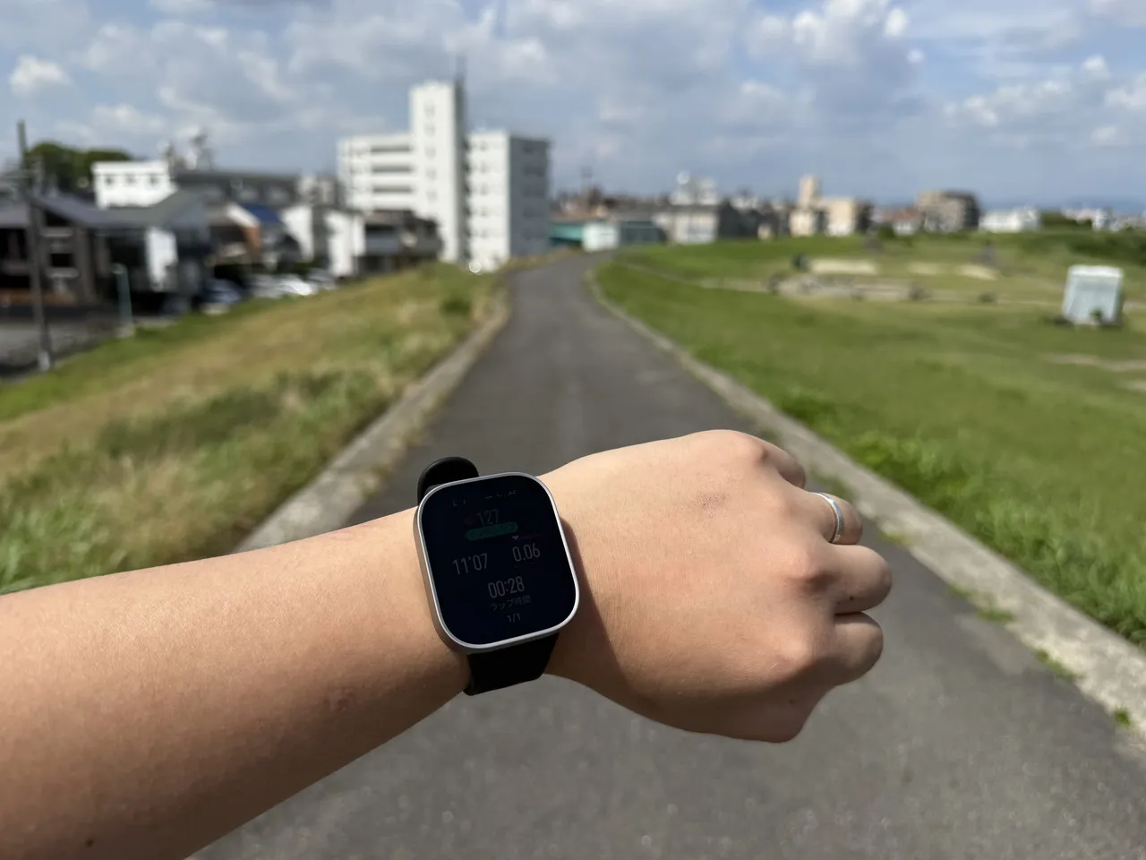屋外のウォーキングコースでAmazfit Bip Maxを使用している