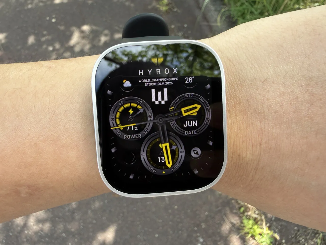 屋外の日光下でAmazfit Bip Maxの画面を見ている