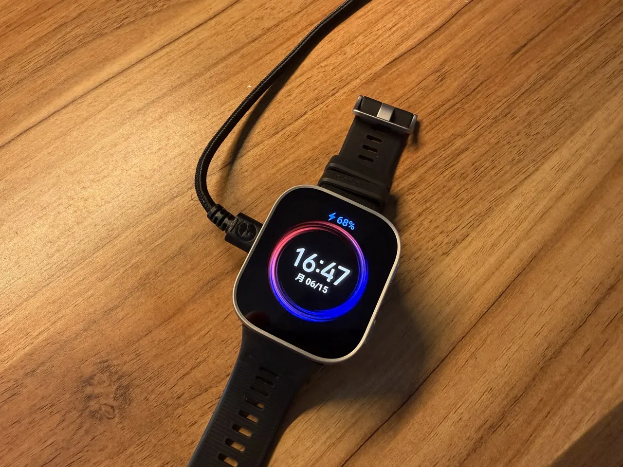 充電中のAmazfit Bip Max