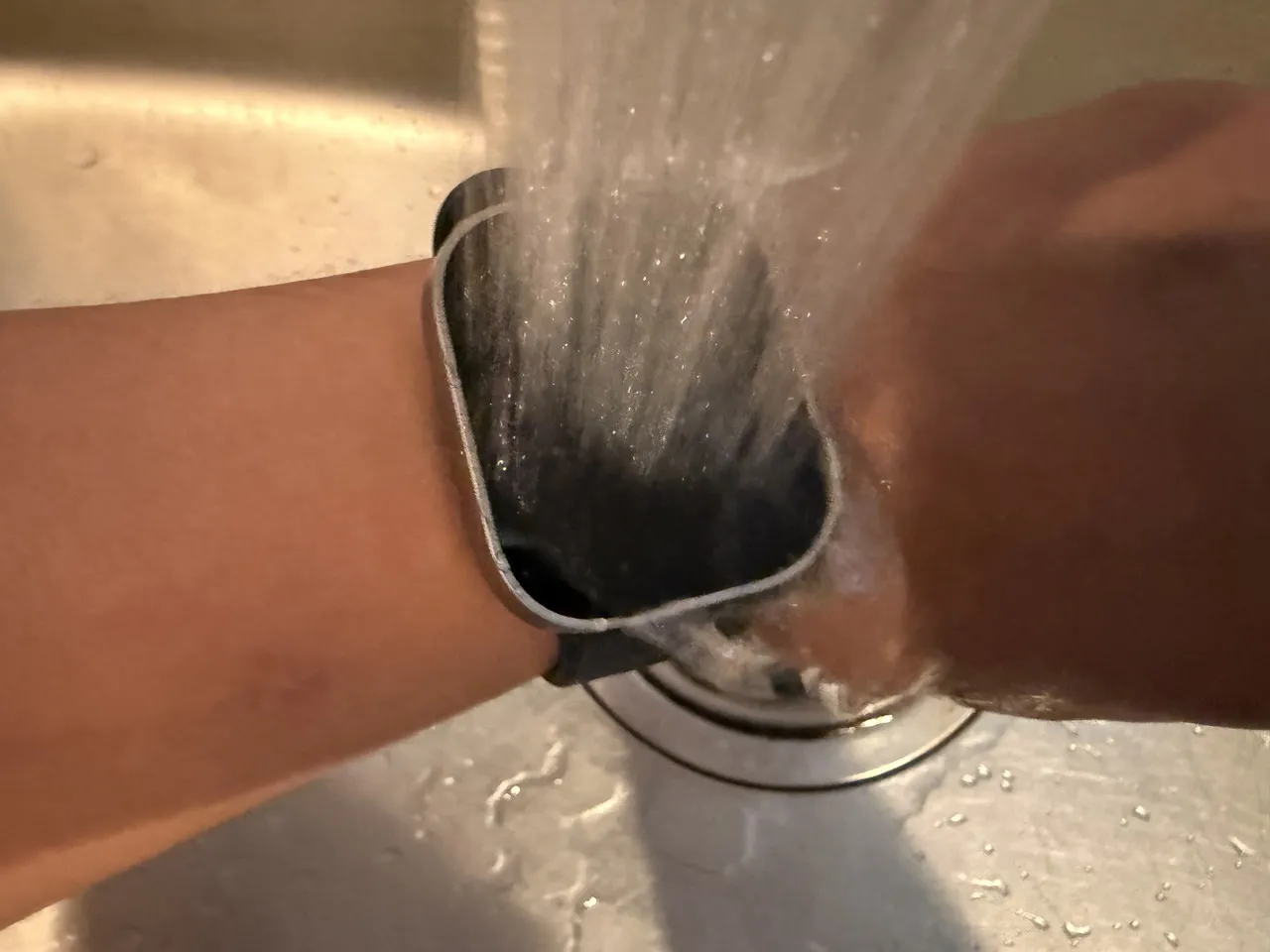 Amazfit Bip Maxにシャワーを当てている