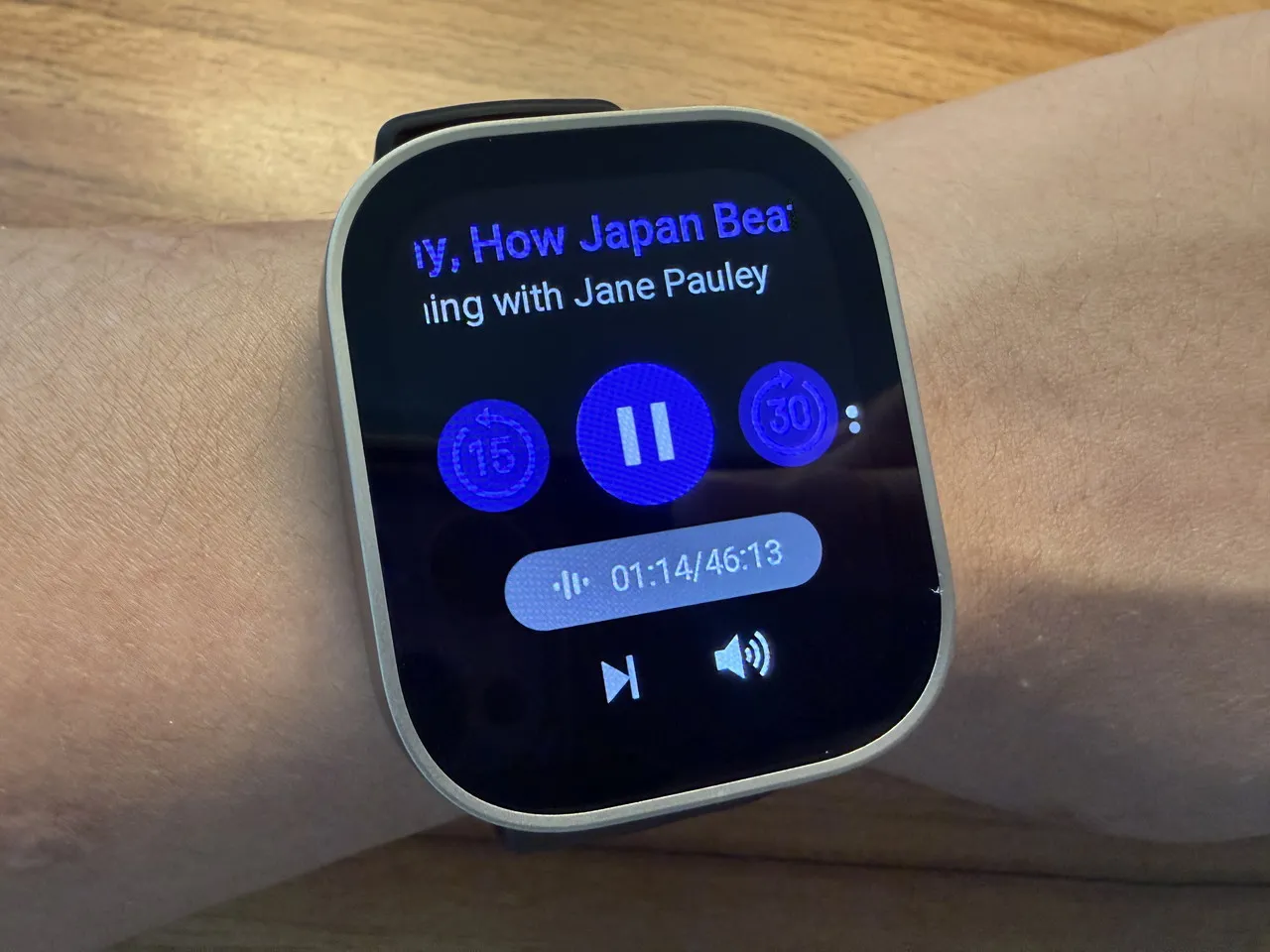Amazfit Bip MaxでPodcastを再生している