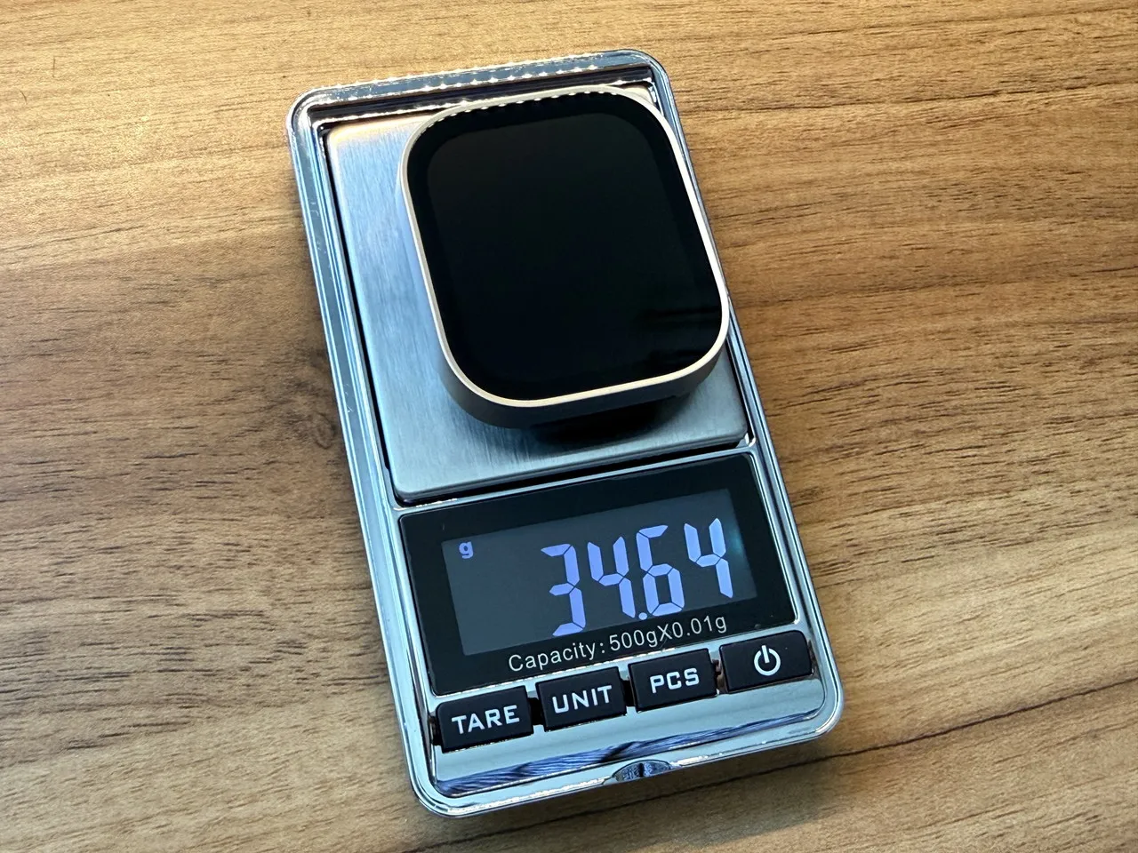 Amazfit Bip Maxの本体部分を計量している