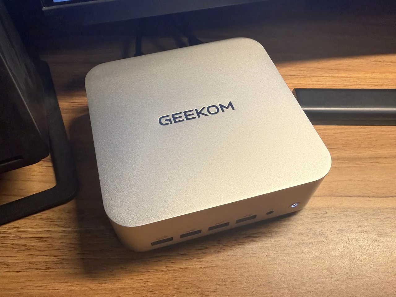 デスク上で稼働しているGEEKOM A9 MAX 2026
