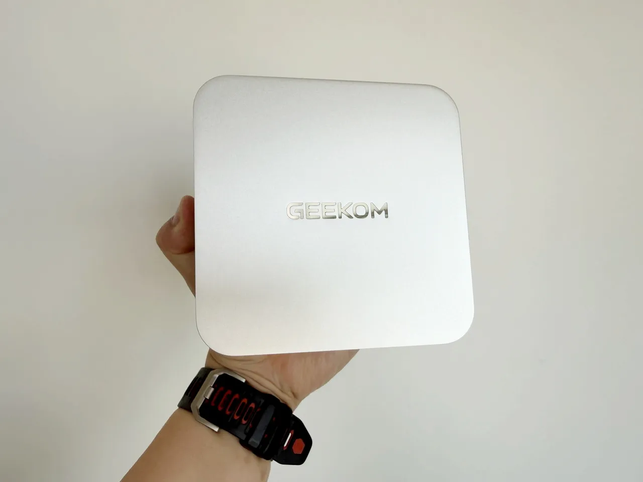 GEEKOM A9 MAX 2026を手で掴んでいる