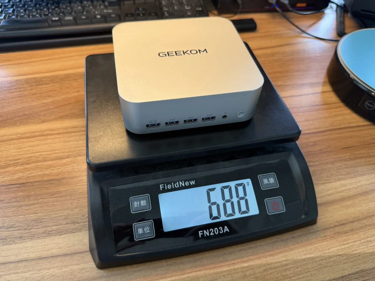 GEEKOM A9 MAX 2026を計量している