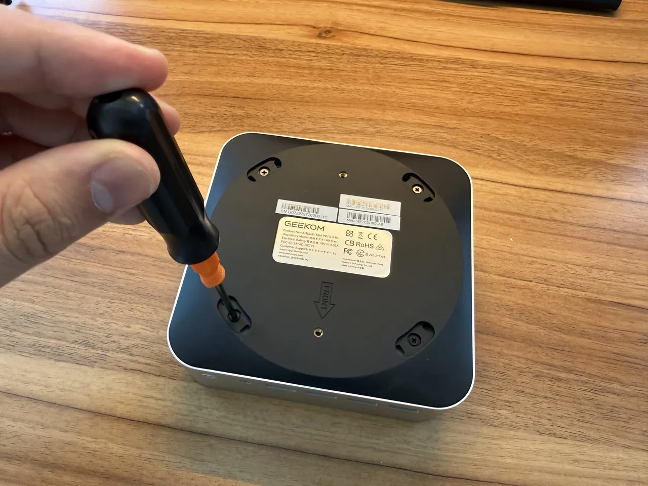 GEEKOM A9 MAX 2026の底部ネジを外している