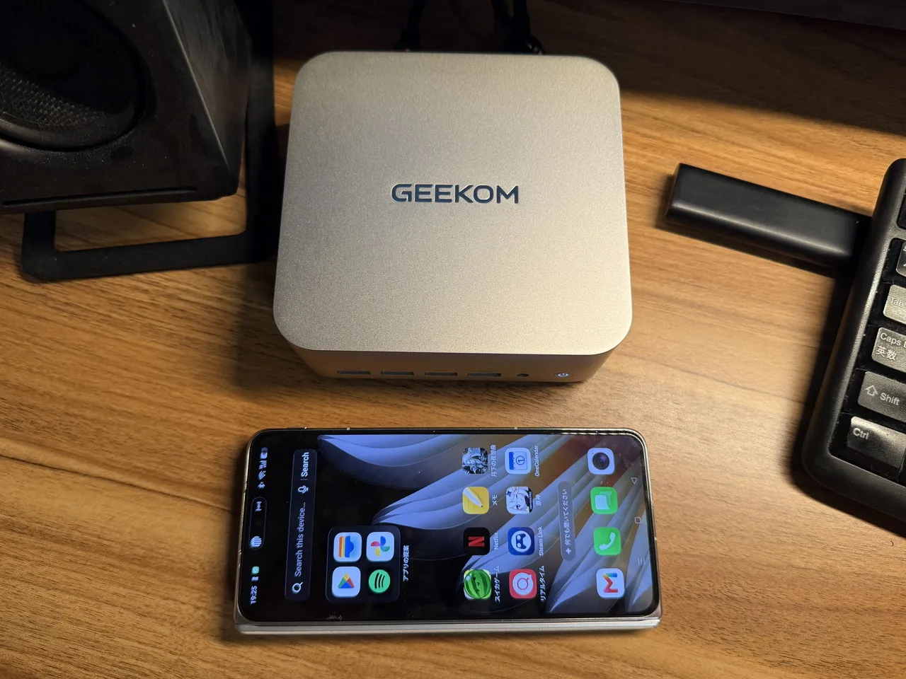 GEEKOM A9 MAX 2026とスマホを並べている