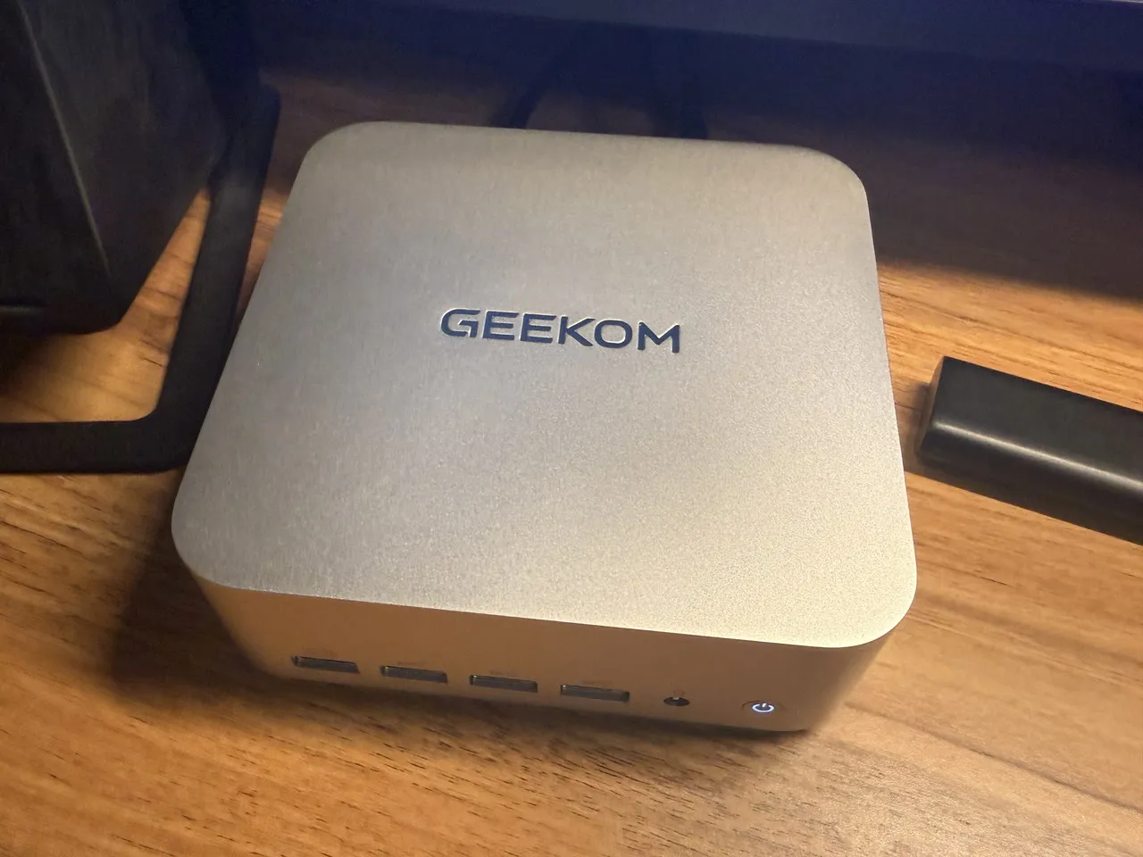 デスク上で稼働しているGEEKOM A9 MAX 2026