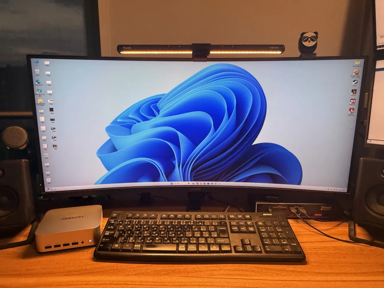 GEEKOM A9 MAX 2026をモニターに繋いでいる